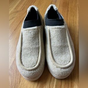 EUC P448 Baby Lama Teddy Off White Vibram Sole Slip On Shoe Size 8.5/39